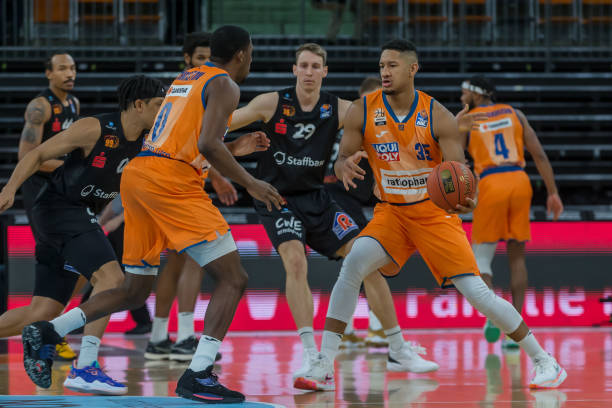 他背后有教 他背后有教