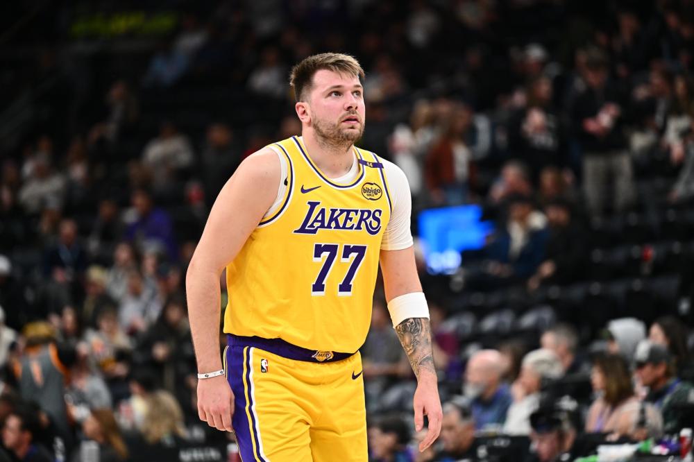 据目击者描 据目击者描